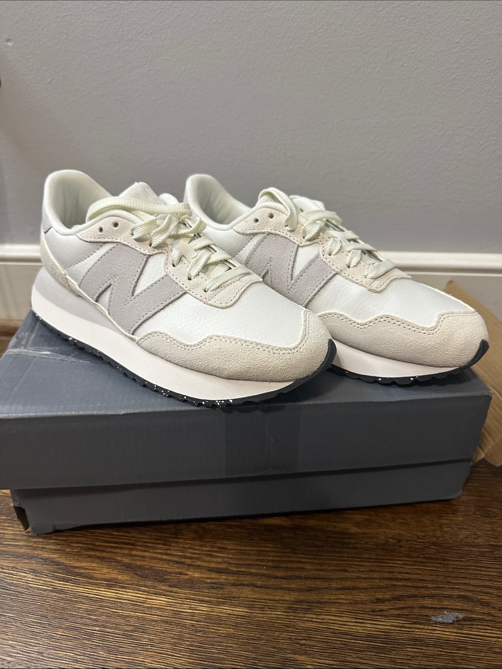 Brand New - New Balance Women’s 237 - Size 7 1/2